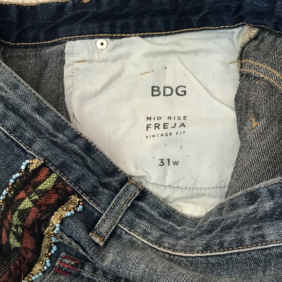 Ladies distressed denim shorts. Mid rise, size 31. - Picture 4 of 4